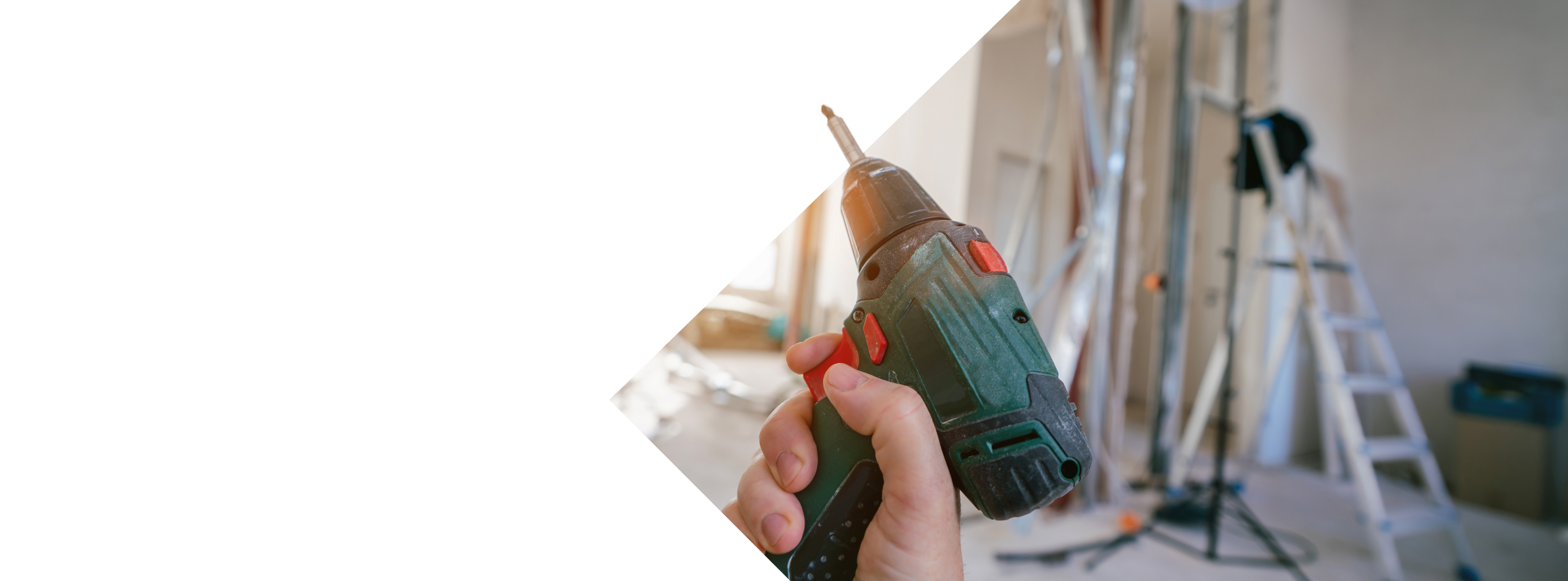 Vrtačka v ruce stavebníka